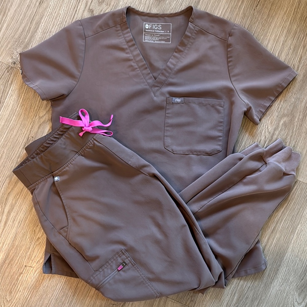 Taupe Figs scrub set with pink drawstring